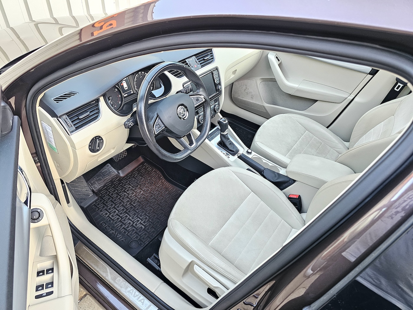 
								Skoda Octavia Combi full									