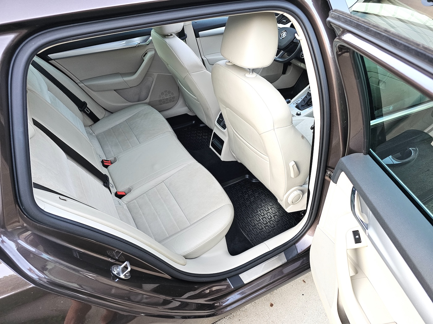 
								Skoda Octavia Combi full									