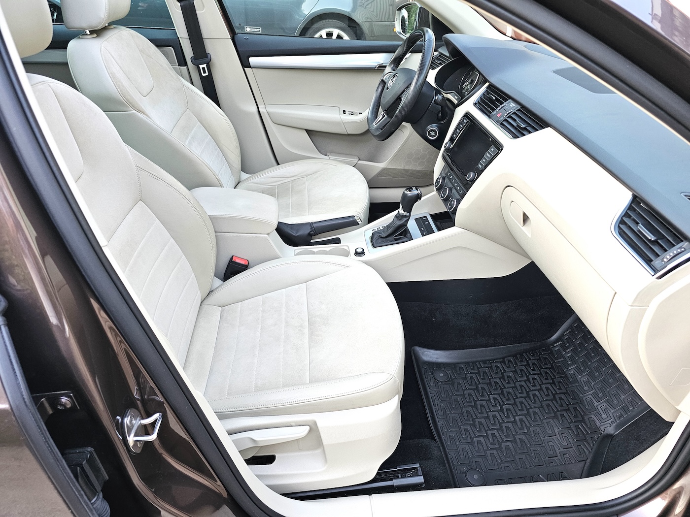 
								Skoda Octavia Combi full									