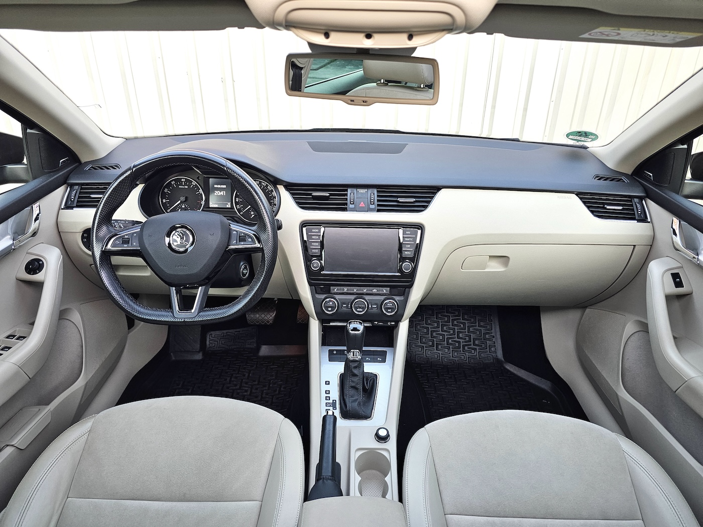 
								Skoda Octavia Combi full									