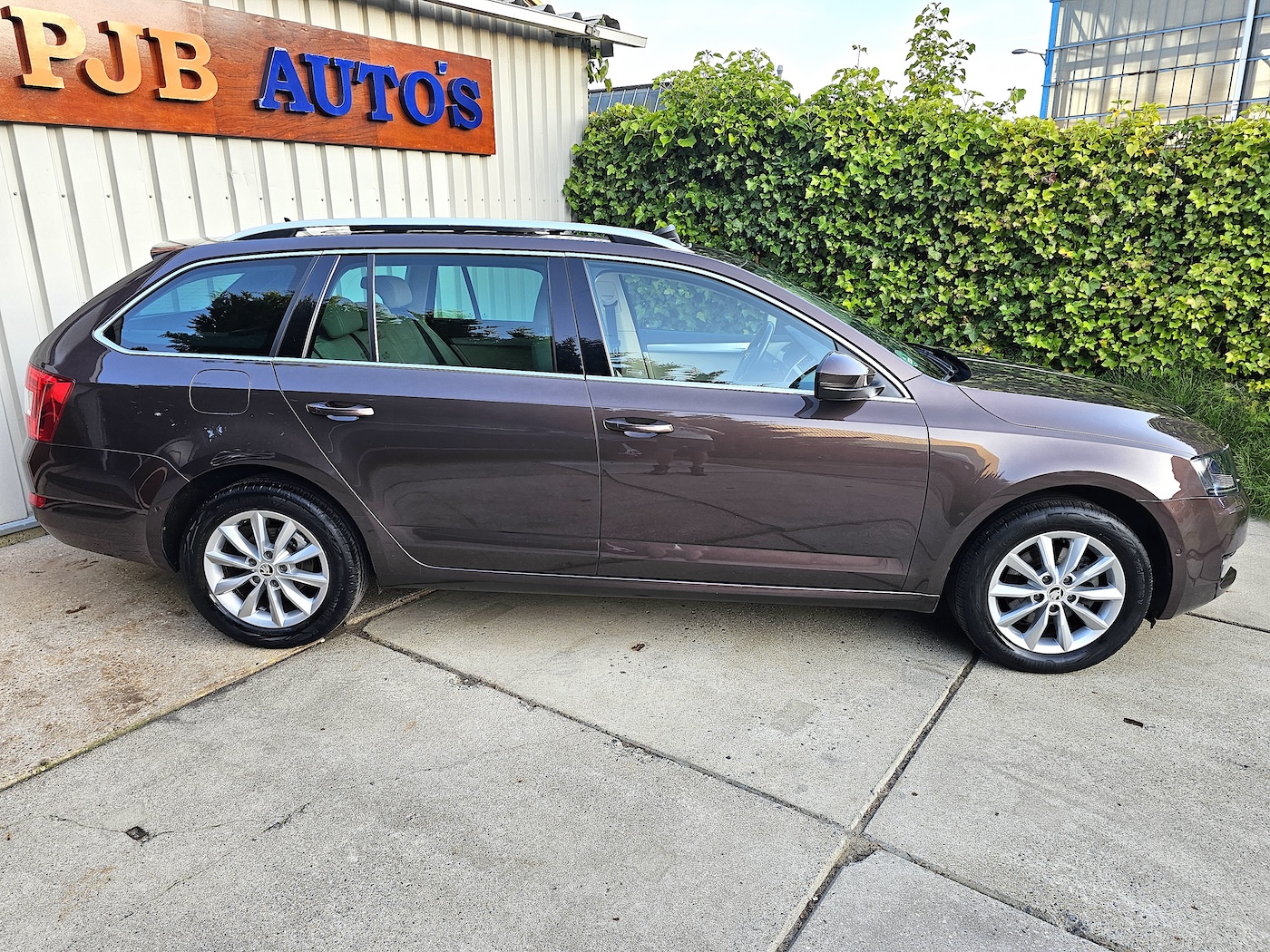 
								Skoda Octavia Combi full									
